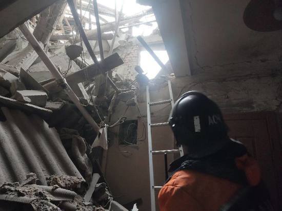 МЧС ДНР: под завалами разрушенного обстрелом дома в Донецке могут находиться люди