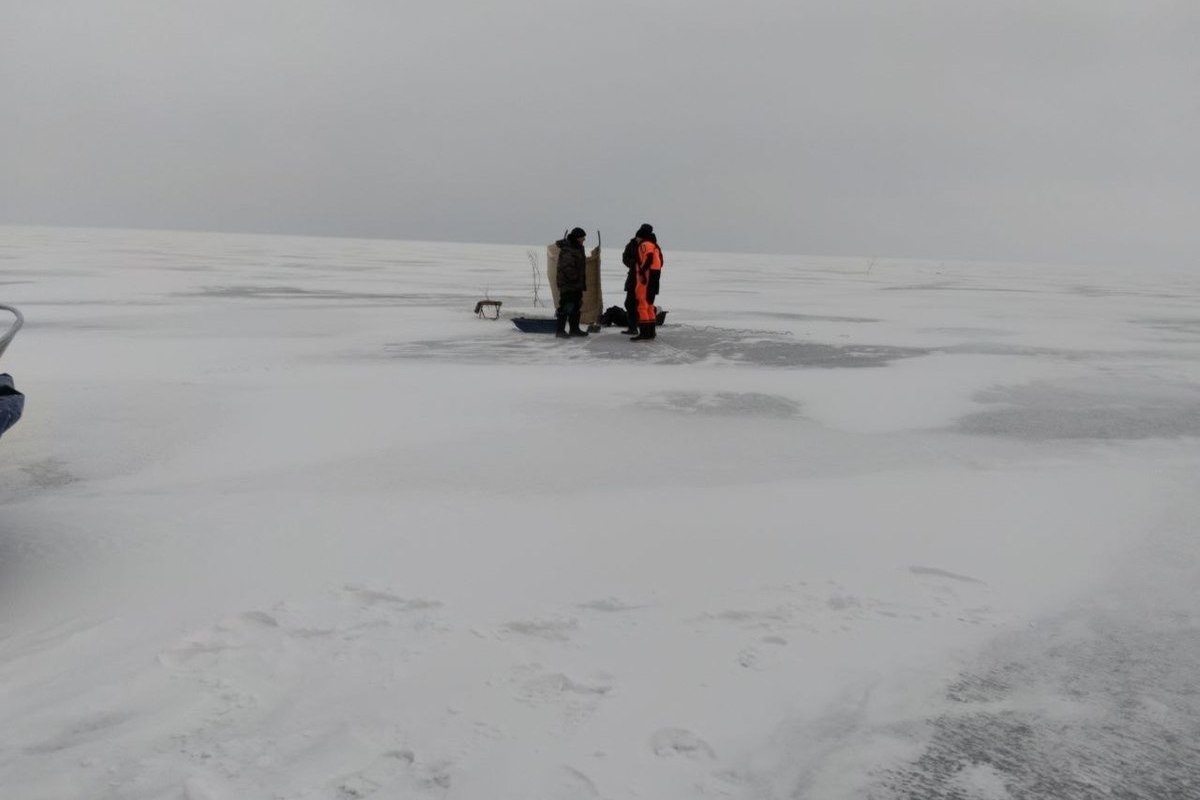 Лед на ладожском озере. Рыбалка зимой. Зимняя рыбалка на Ладожском озере. Рыбак Ладожское озеро.