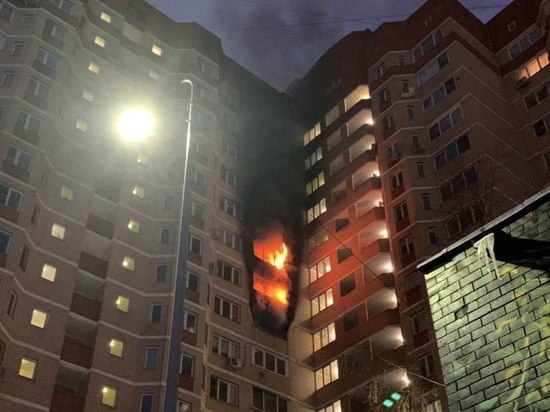 Три квартиры горят в высотке в Троицке