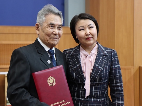 Народный поэт Калмыкии Владимир Нуров отмечает 85-летний юбилей