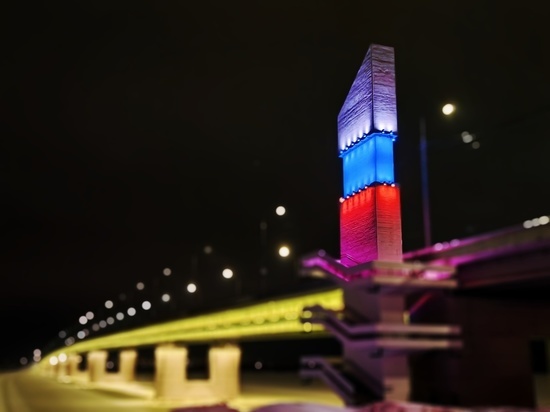 Краснофлотский мост в Архангельске подсветили в цвета российского триколора
