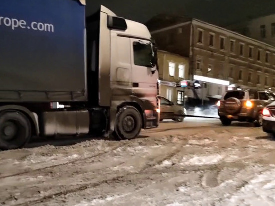 В Кирове водитель внедорожника отбуксировал застрявшую после снегопада в центре города фуру