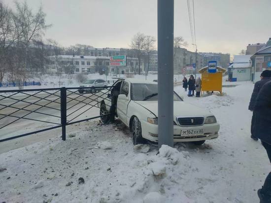 Водитель Toyota Cresta вылетел на тротуар и врезался в столб в Корсакове