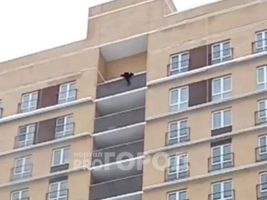 В Чебоксарах полицейские сняли мужчину с перил балкона высотного дома