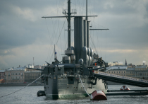 Петроградский районный суд отправил за решетку петербуржца, который нецензурно выражался рядом с крейсером «Аврора». Однако вину свою он не признал.