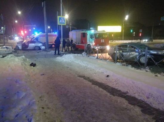 В центре Омска в тяжёлом ДТП погиб пассажир иномарки