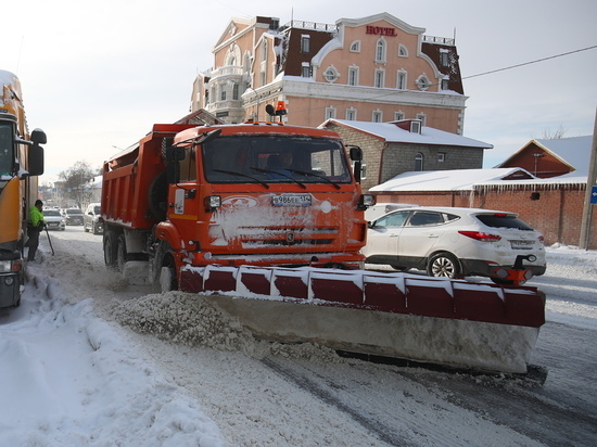 На расчистку дорог в Волгограде вышло более 70 снегоуборочных машин