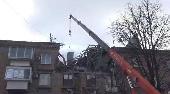 Украинский снаряд разрушил жилой дом в Донецке: видео последствий