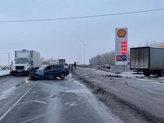 Под Воронежем в ДТП с КамАЗом и «Шкодой Октавия» пострадали 3 человека