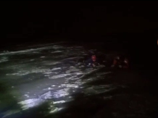 Спасатели отправились вызволять рыбаков из-подо льда Ладожского озера, но те выбрались сами