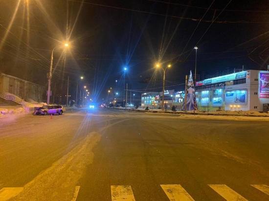В Иркутске Nissan врезался в бетонное ограждение