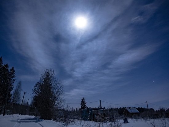 Лунное гало заметили в небе над Ленобластью воскресной ночью