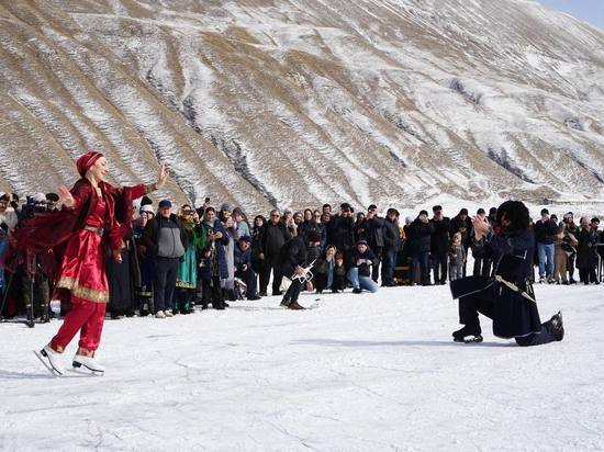На замерзшем озере в Дагестане открыли год Расула Гамзатова
