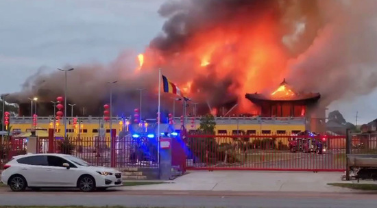 В Австралии загорелся буддийский храм: огненное видео
