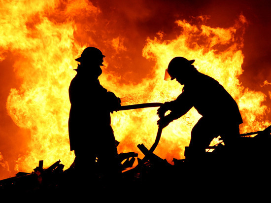 Пожарные больше часа тушили здание в 72 «квадрата» в Тосненском районе