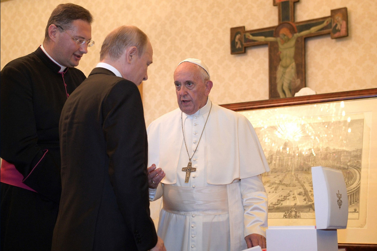 Pope Francis walked to the Russian embassy after the start of the NWO