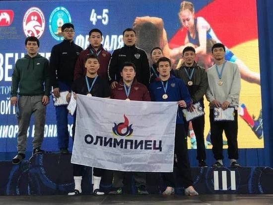Спортсмены из Бурятии завоевали 5 медалей на первенстве ДФО по вольной борьбе
