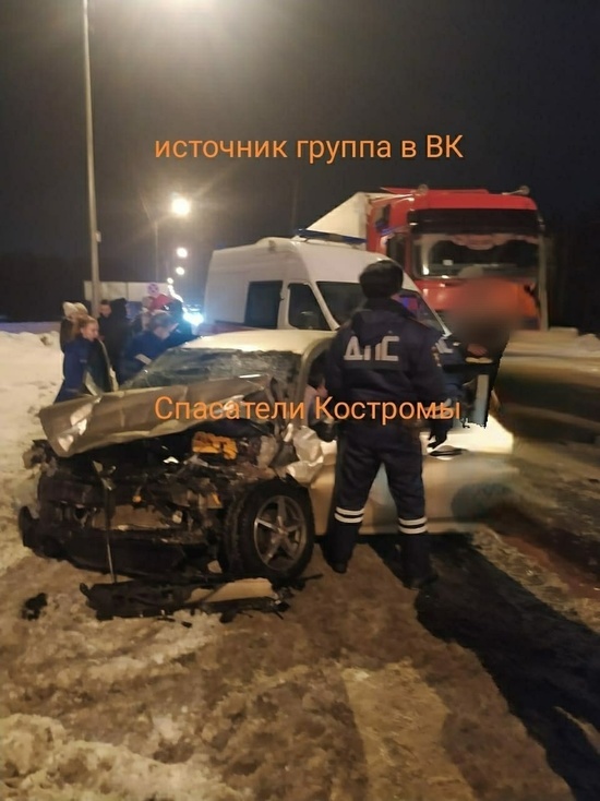 Два человека госпитализированы после столкновения грузовика и легковушки в Костромском районе