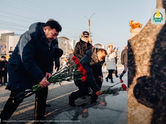 Делегация из Монголии возложила цветы к Мемориалу Победы в Улан-Удэ