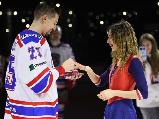 Хоккеист тульского АКМ сделал предложение своей девушке после матча
