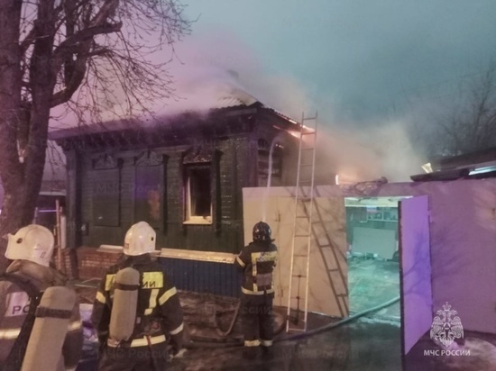 Из окна горящего дома в Туле спасли человека