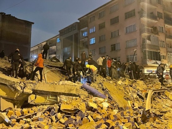 Жертвами землетрясения в Турции стали не меньше 100 человек