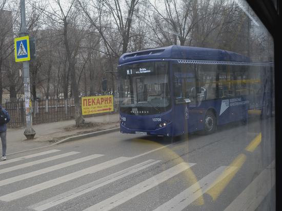 В Астрахани на новых синих автобусах появляются карточки с маршрутом следования