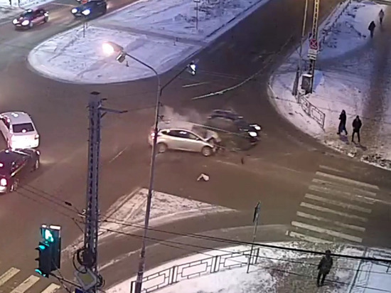 Пешеходы едва успели отбежать от жестко столкнувшихся машин в Петрозаводске