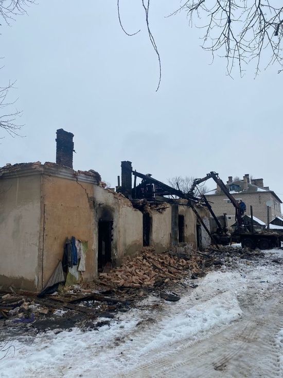 Представляющий опасность аварийный дом снесли в Новоржеве