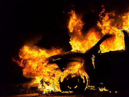 Дом, гараж и автомобиль обгорели в сильном пожаре в кузбасском городе