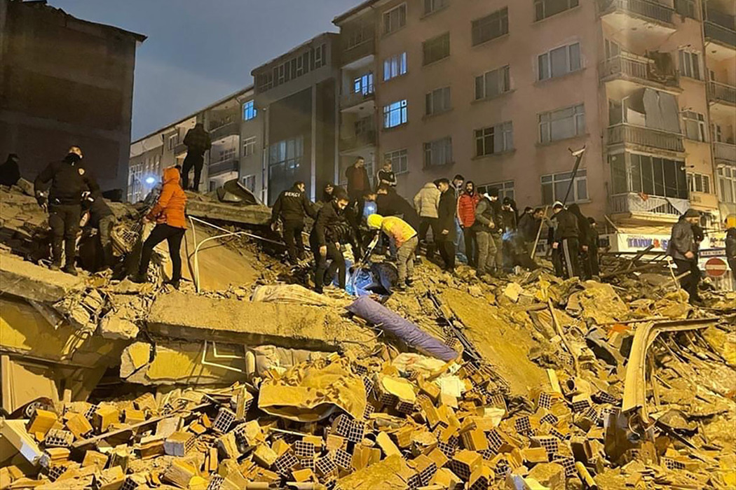 Жуткие кадры последствий землетрясения в Турции и Сирии: погибли сотни людей