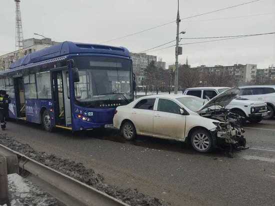 «Пострадавших госпитализировали в больницу»: в Астрахани на Новом мосту произошло ДТП, в котором досталось и автобусу
