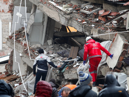 Продолжает расти исчисляемое сотнями количество жертв разрушительного землетрясения в южных районах Турции и на севере Сирии