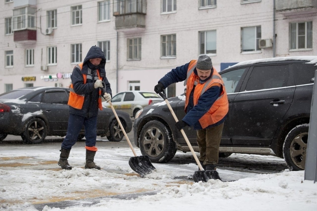 Дворников курск. Уборка снега фото. Дорожная служба убирает снег. Работник дворник. Уборка снега Курск