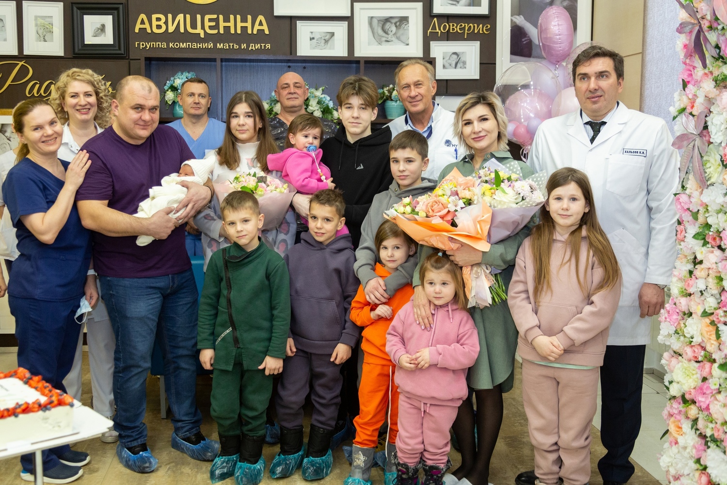 Родила десятого ребенка: 15 фото с выписки из роддома блогера Зинаиды Иост в Новосибирске
