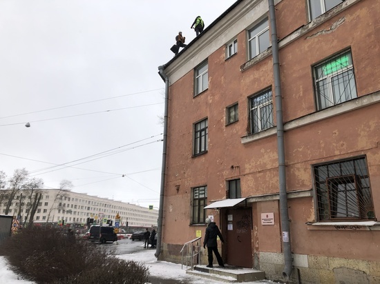 Рисковые парни: петербуржцы заметили рабочих без страховки на крыше ведомства Жилищного комитета