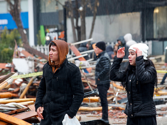 Мощное землетрясение, произошедшее в ночь на понедельник на юге Турции, по последним данным, привело к гибели 912 человек