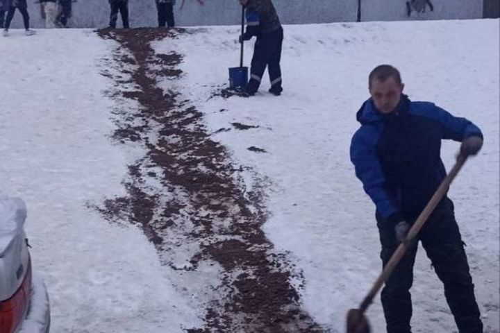 В Рыбинске ГИБДД засыпало песком детскую горку