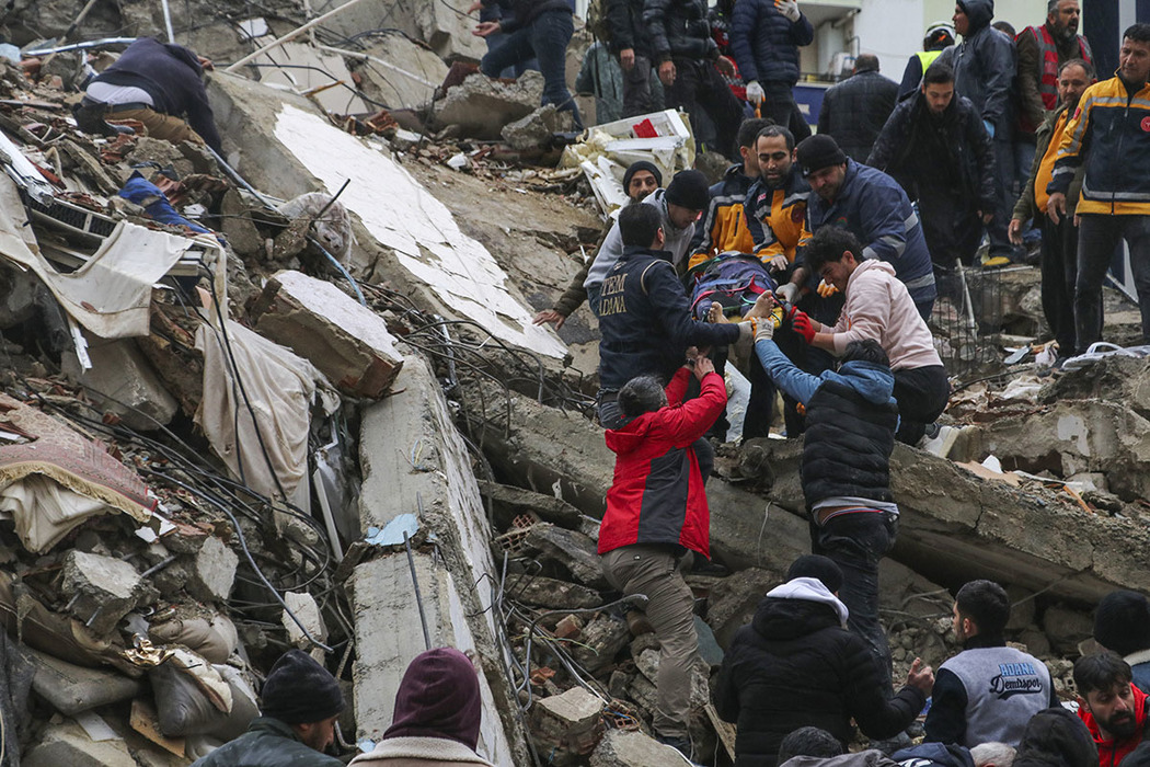 Новые кадры последствий землетрясения в Турции: больше тысячи погибших и тонны бетона