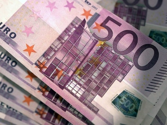 Официальный курс евро снизился на 70 копеек