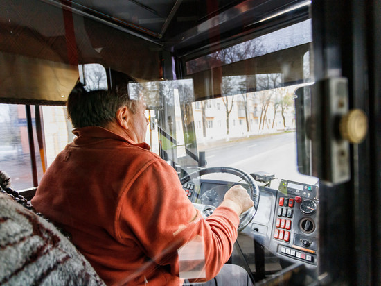 Упавшего в псковском автобусе №51 пассажира увезли в больницу с ушибами