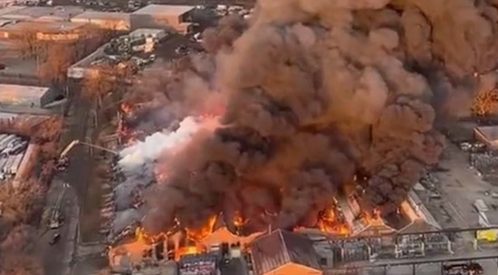 В пригороде Чикаго горят склады: видео очевидцев