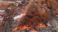В пригороде Чикаго горят склады: видео очевидцев