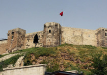 Среди разрушенных землетрясением зданий — известная на весь мир турецкая крепость Газиантеп