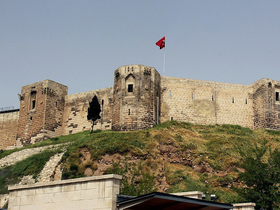 Среди разрушенных землетрясением зданий — известная на весь мир турецкая крепость Газиантеп