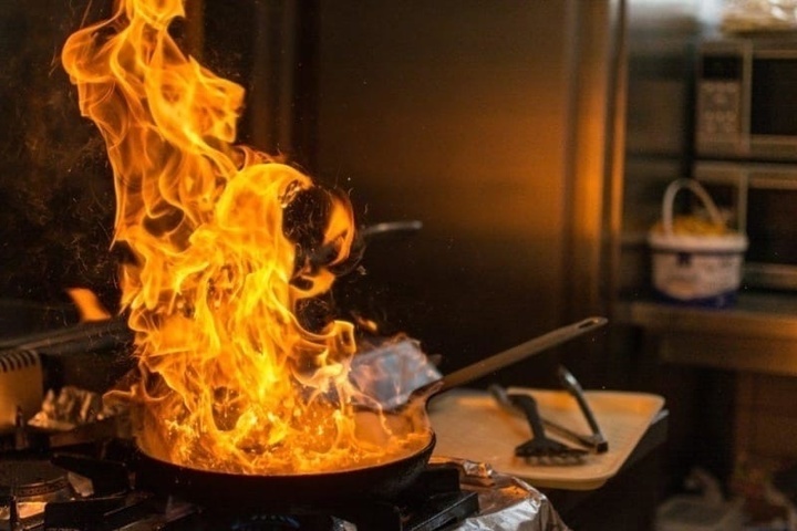 20-летняя костромичка сама потушила пожар на своей кухне