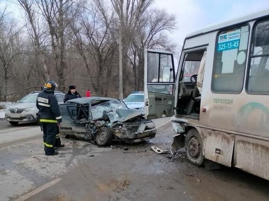 На юге Волгограда автобус № 79 столкнулся с ВАЗом