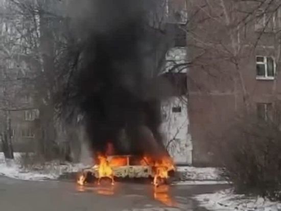В Липецке на Неделина пожарные тушили горящую легковушку