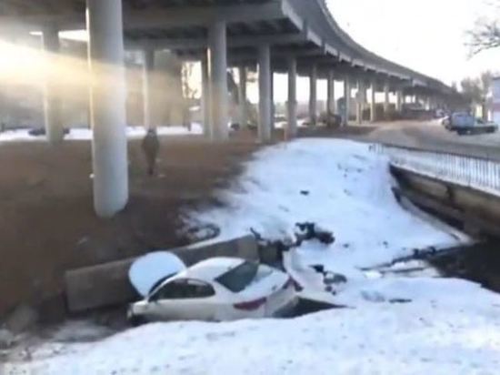 В Тамбове водитель иномарки вылетел с моста и упал в реку, чудом оставшись в живых
