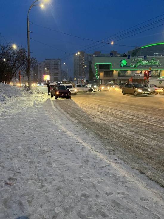 В Кемерове возле крупного ТЦ произошла авария